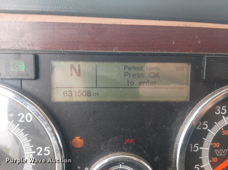 image for item DO3141 2016 Western Star 5700  semi truck