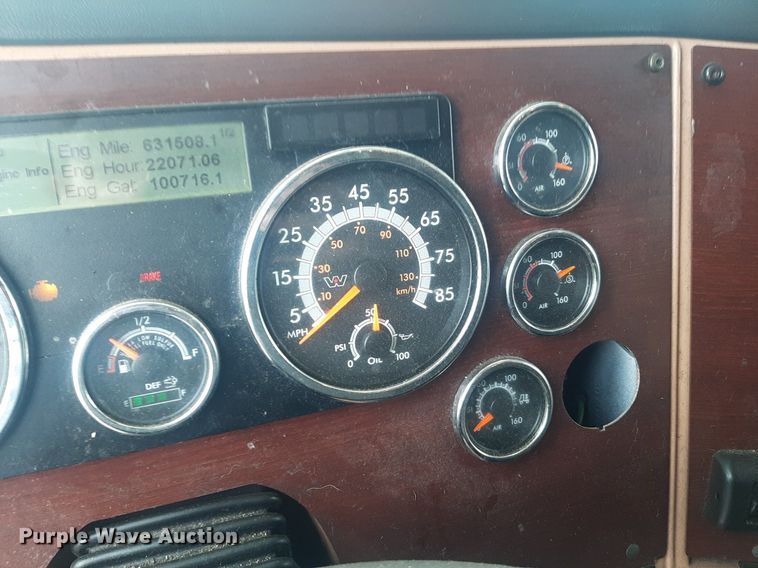 image for item DO3141 2016 Western Star 5700  semi truck