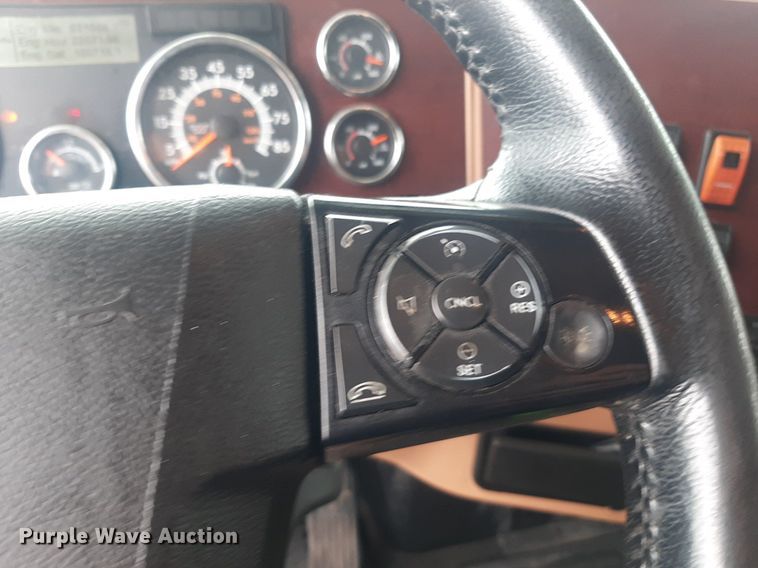 image for item DO3141 2016 Western Star 5700  semi truck