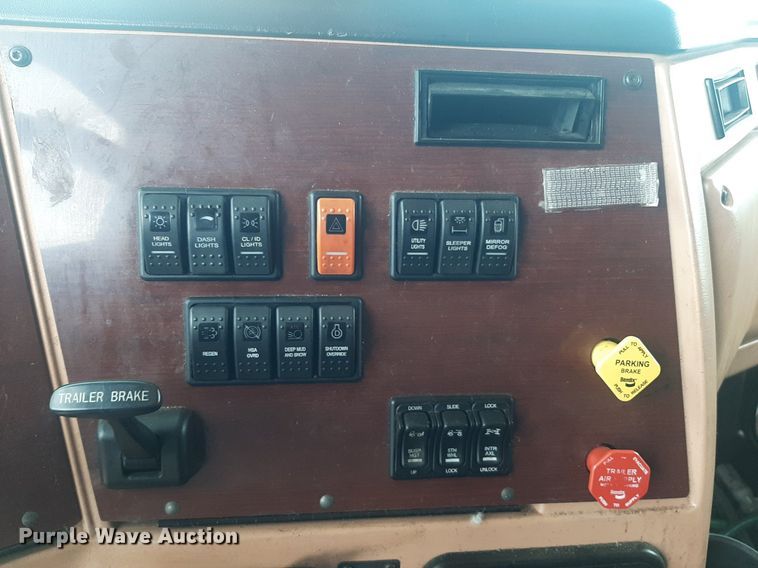 image for item DO3141 2016 Western Star 5700  semi truck