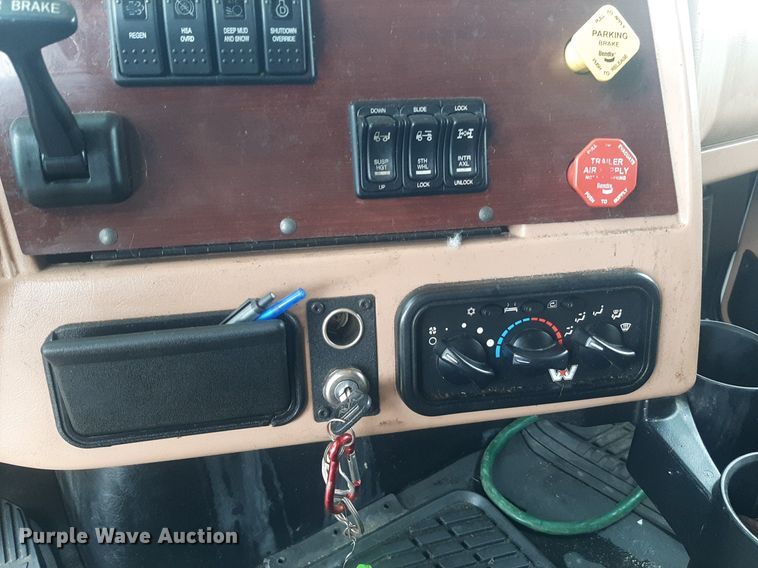 image for item DO3141 2016 Western Star 5700  semi truck