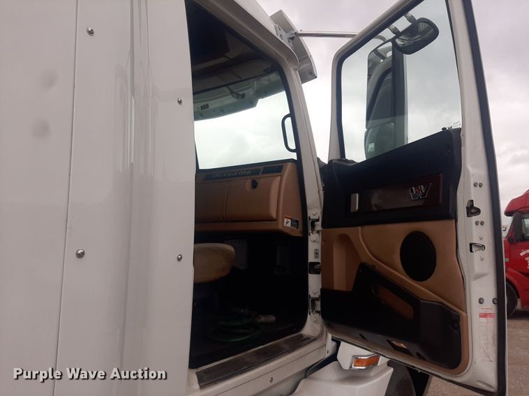 image for item DO3141 2016 Western Star 5700  semi truck