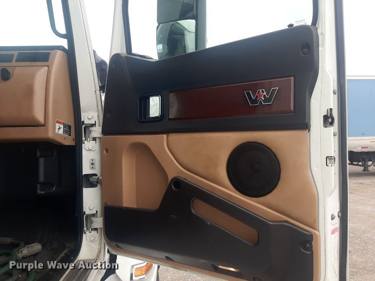 image for item DO3141 2016 Western Star 5700  semi truck