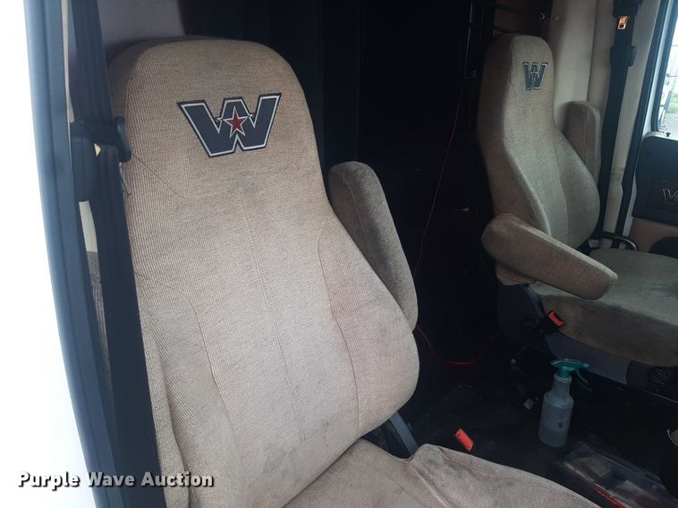 image for item DO3141 2016 Western Star 5700  semi truck