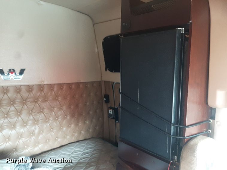 image for item DO3141 2016 Western Star 5700  semi truck