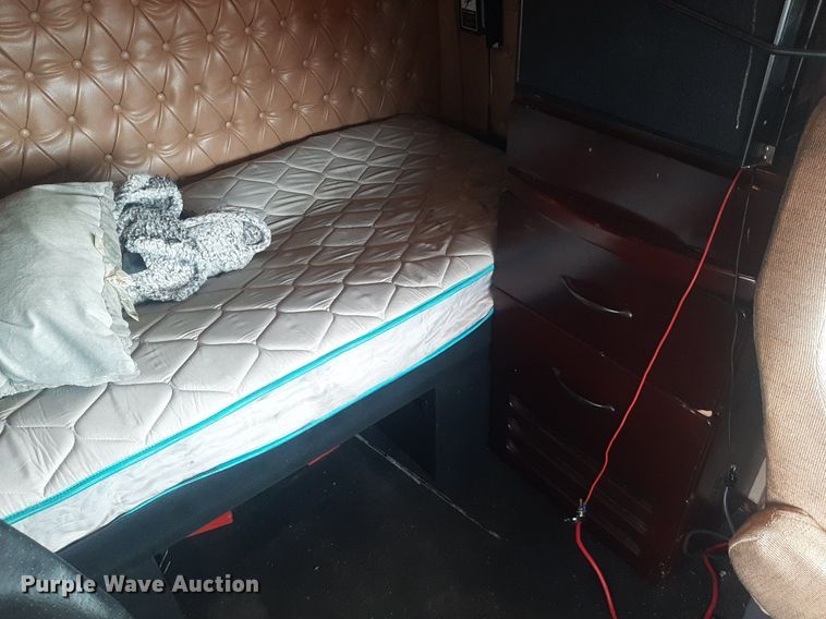 image for item DO3141 2016 Western Star 5700  semi truck