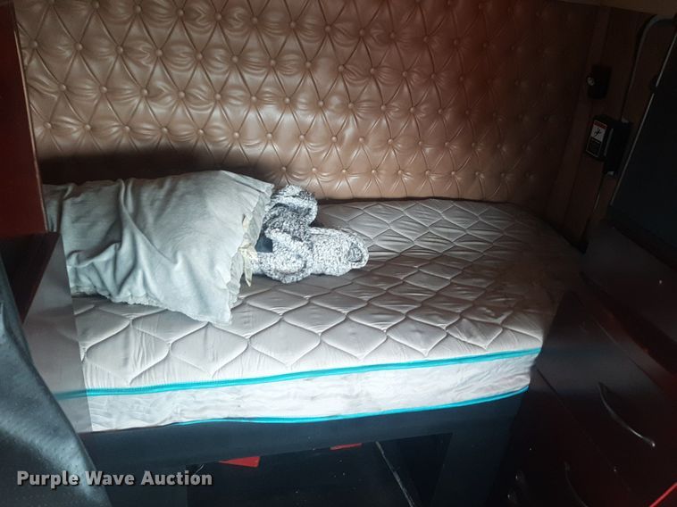 image for item DO3141 2016 Western Star 5700  semi truck