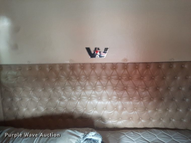 image for item DO3141 2016 Western Star 5700  semi truck