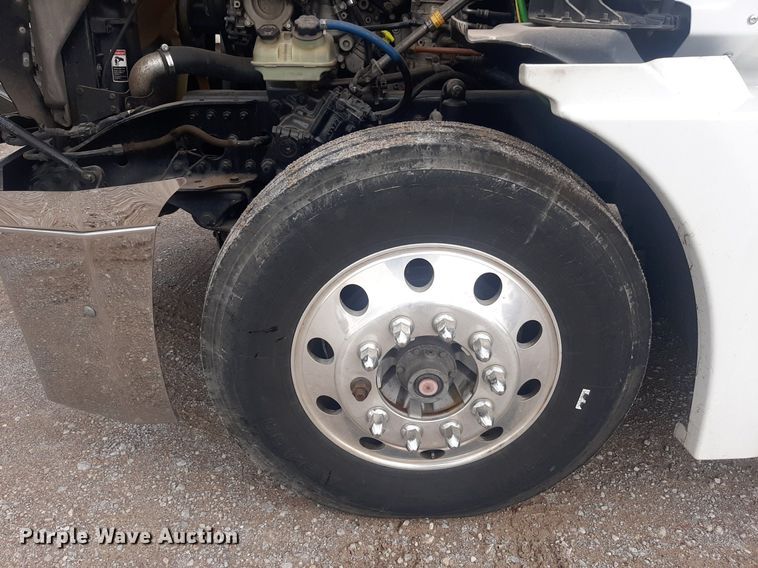 image for item DO3141 2016 Western Star 5700  semi truck