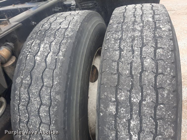 image for item DO3141 2016 Western Star 5700  semi truck