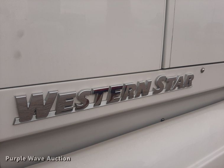 image for item DO3141 2016 Western Star 5700  semi truck