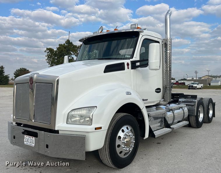 image for item DP2099 2015 Kenworth T880  semi truck
