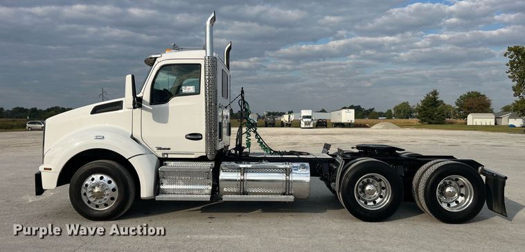 image for item DP2099 2015 Kenworth T880  semi truck