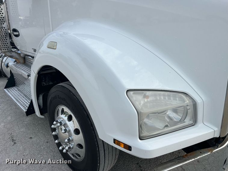 image for item DP2099 2015 Kenworth T880  semi truck