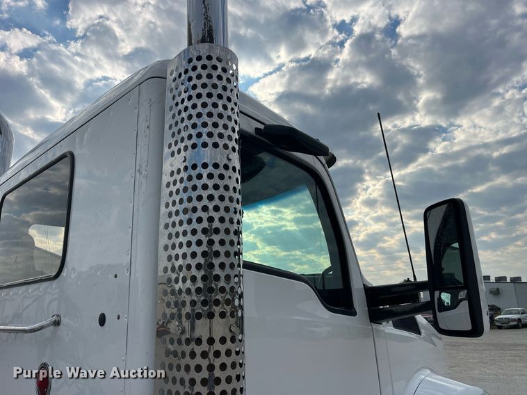 image for item DP2099 2015 Kenworth T880  semi truck