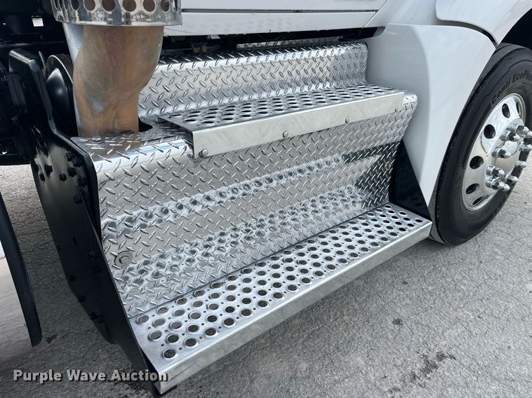 image for item DP2099 2015 Kenworth T880  semi truck