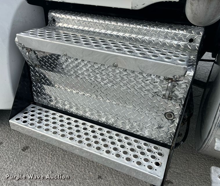 image for item DP2099 2015 Kenworth T880  semi truck