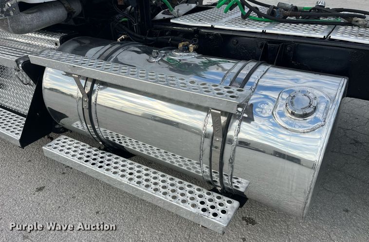 image for item DP2099 2015 Kenworth T880  semi truck