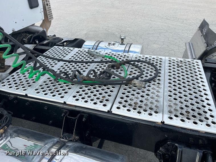 image for item DP2099 2015 Kenworth T880  semi truck