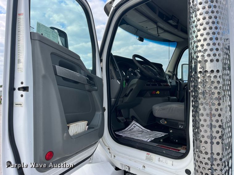 image for item DP2099 2015 Kenworth T880  semi truck