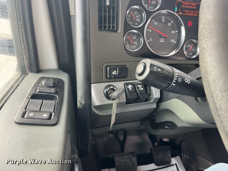 image for item DP2099 2015 Kenworth T880  semi truck