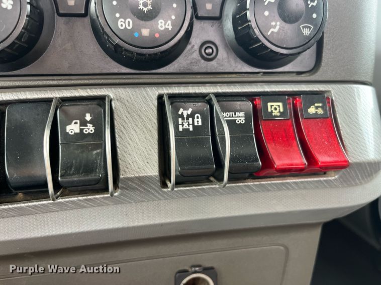 image for item DP2099 2015 Kenworth T880  semi truck