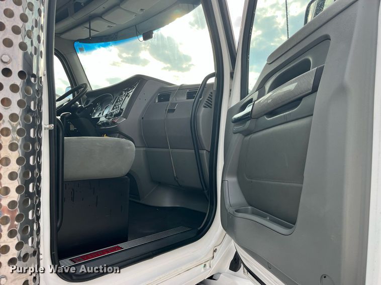 image for item DP2099 2015 Kenworth T880  semi truck