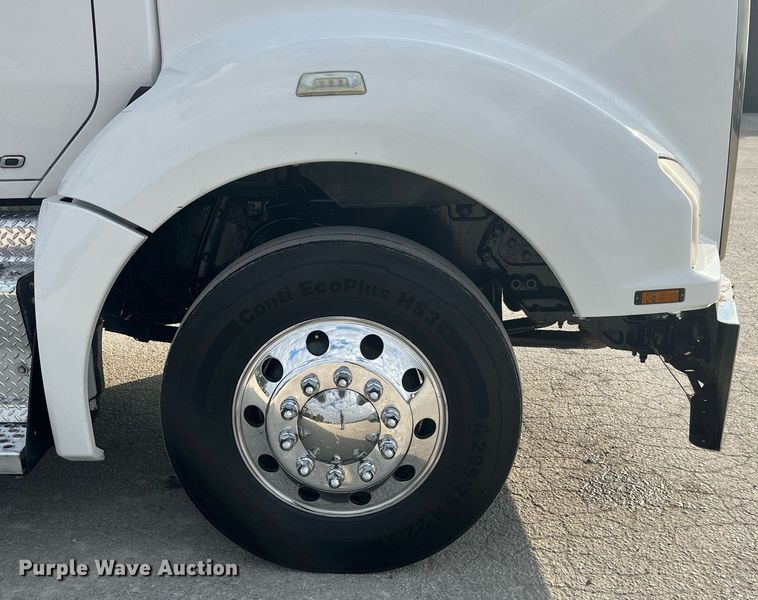 image for item DP2099 2015 Kenworth T880  semi truck