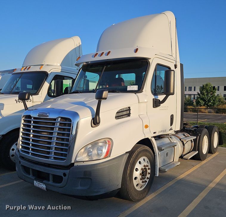 image for item DP2454 2011 Freightliner Cascadia  semi truck