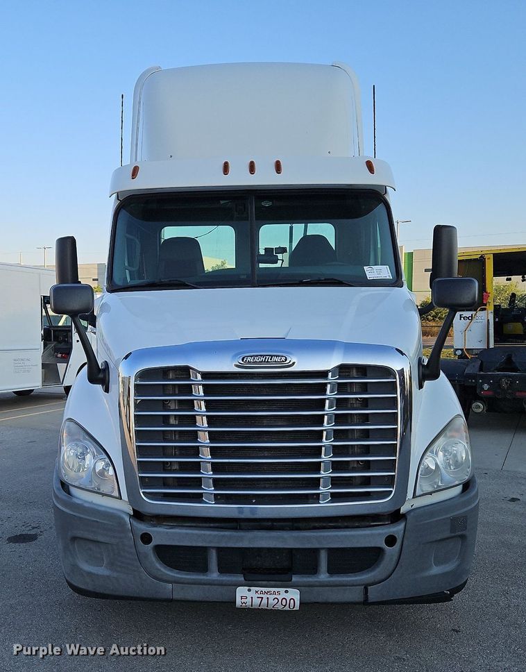 image for item DP2454 2011 Freightliner Cascadia  semi truck