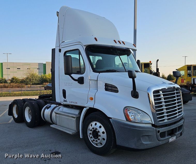 image for item DP2454 2011 Freightliner Cascadia  semi truck