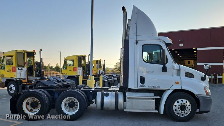 image for item DP2454 2011 Freightliner Cascadia  semi truck