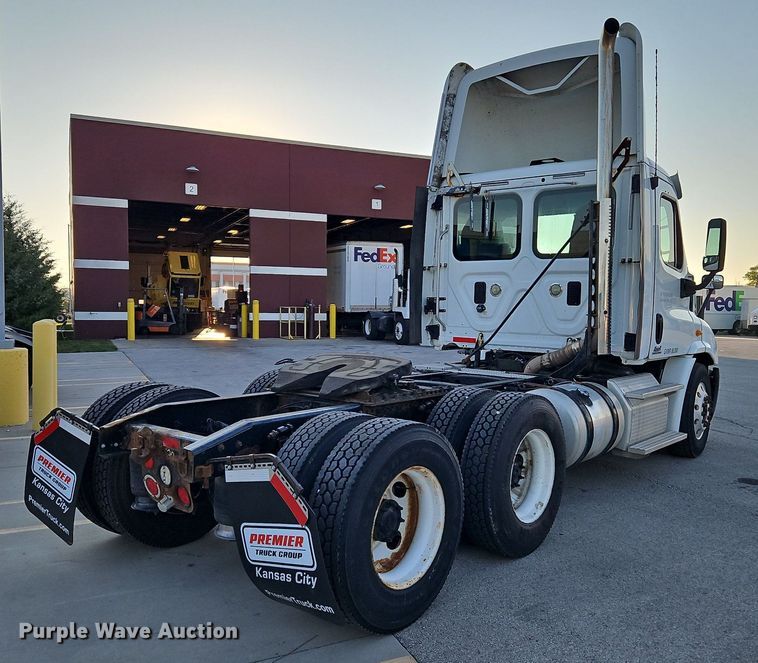 image for item DP2454 2011 Freightliner Cascadia  semi truck