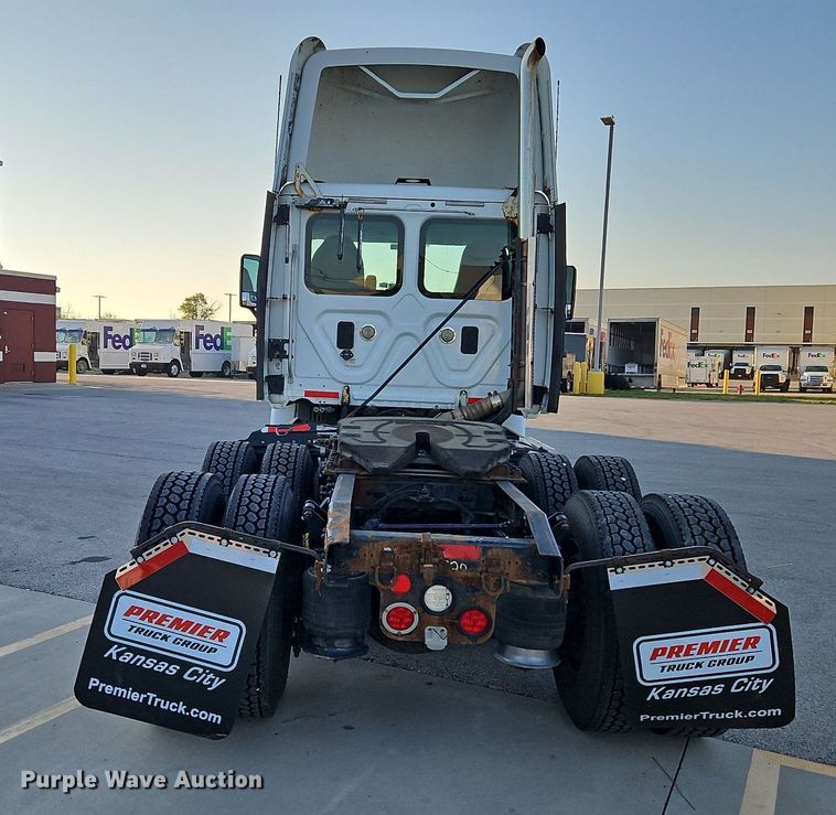 image for item DP2454 2011 Freightliner Cascadia  semi truck