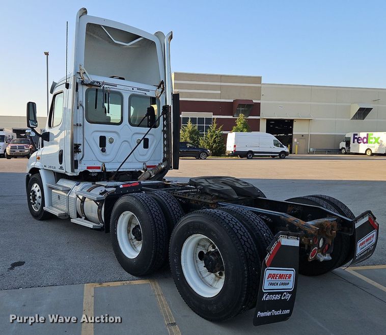 image for item DP2454 2011 Freightliner Cascadia  semi truck