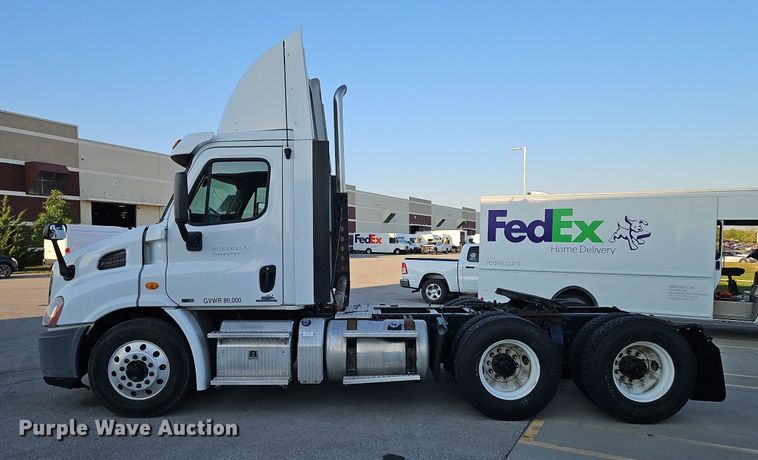 image for item DP2454 2011 Freightliner Cascadia  semi truck