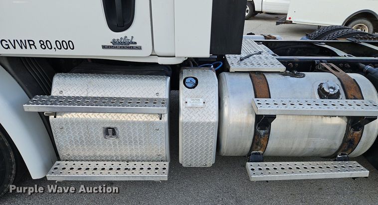 image for item DP2454 2011 Freightliner Cascadia  semi truck