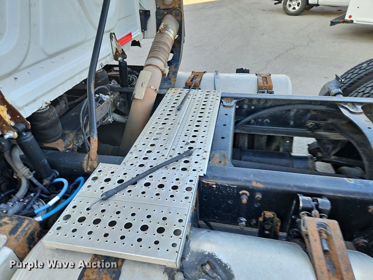 image for item DP2454 2011 Freightliner Cascadia  semi truck