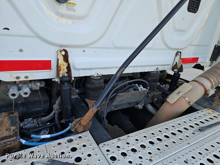 image for item DP2454 2011 Freightliner Cascadia  semi truck