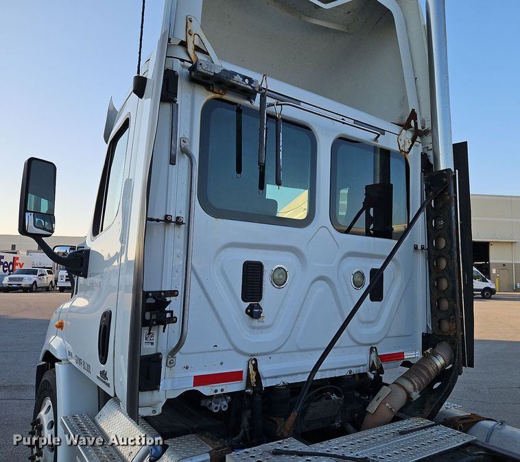 image for item DP2454 2011 Freightliner Cascadia  semi truck