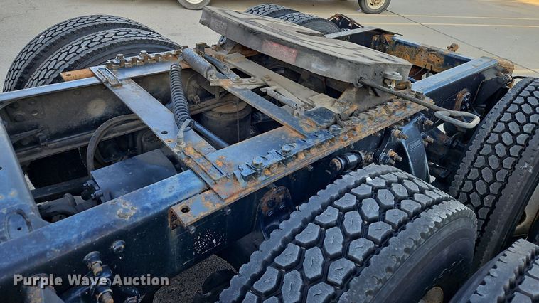 image for item DP2454 2011 Freightliner Cascadia  semi truck