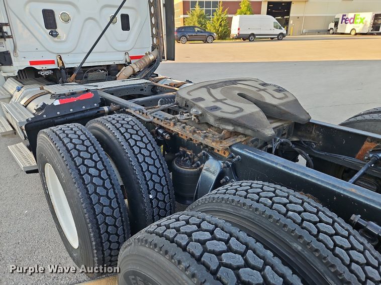 image for item DP2454 2011 Freightliner Cascadia  semi truck