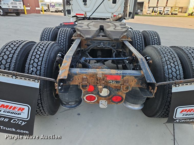 image for item DP2454 2011 Freightliner Cascadia  semi truck