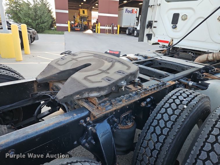 image for item DP2454 2011 Freightliner Cascadia  semi truck