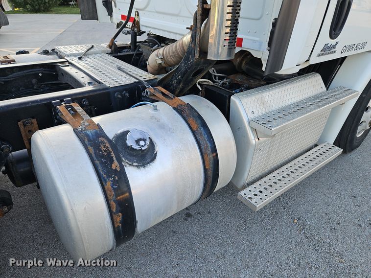 image for item DP2454 2011 Freightliner Cascadia  semi truck