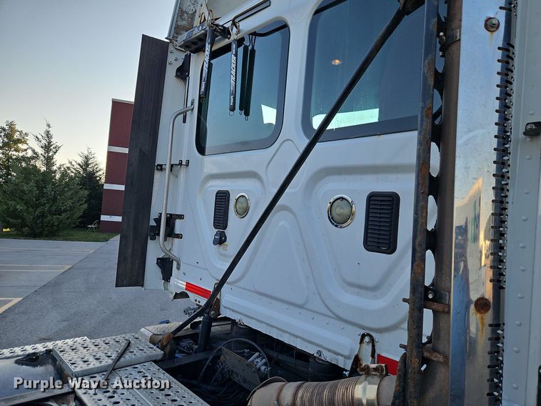 image for item DP2454 2011 Freightliner Cascadia  semi truck