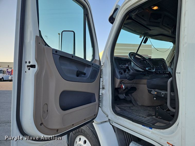 image for item DP2454 2011 Freightliner Cascadia  semi truck