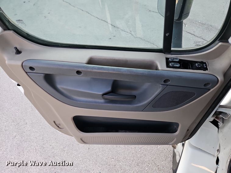 image for item DP2454 2011 Freightliner Cascadia  semi truck