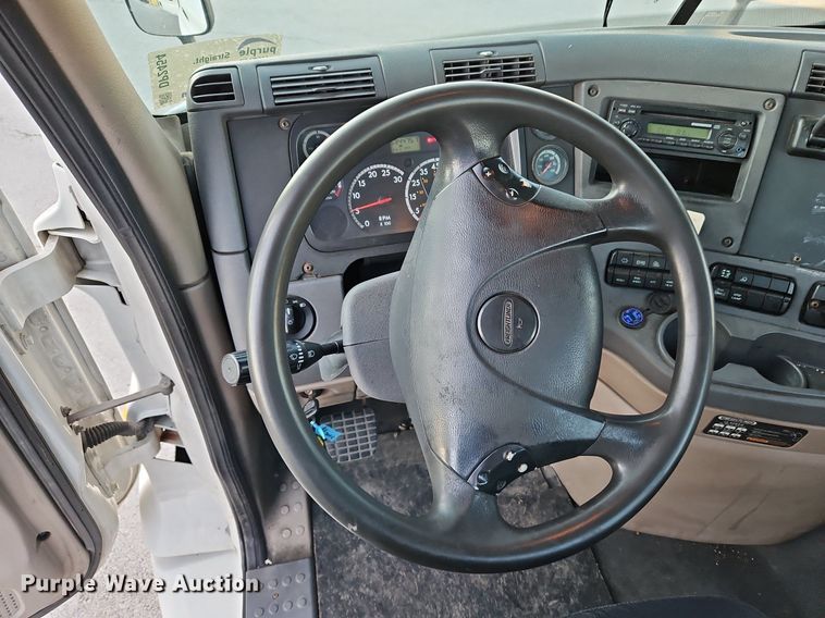 image for item DP2454 2011 Freightliner Cascadia  semi truck