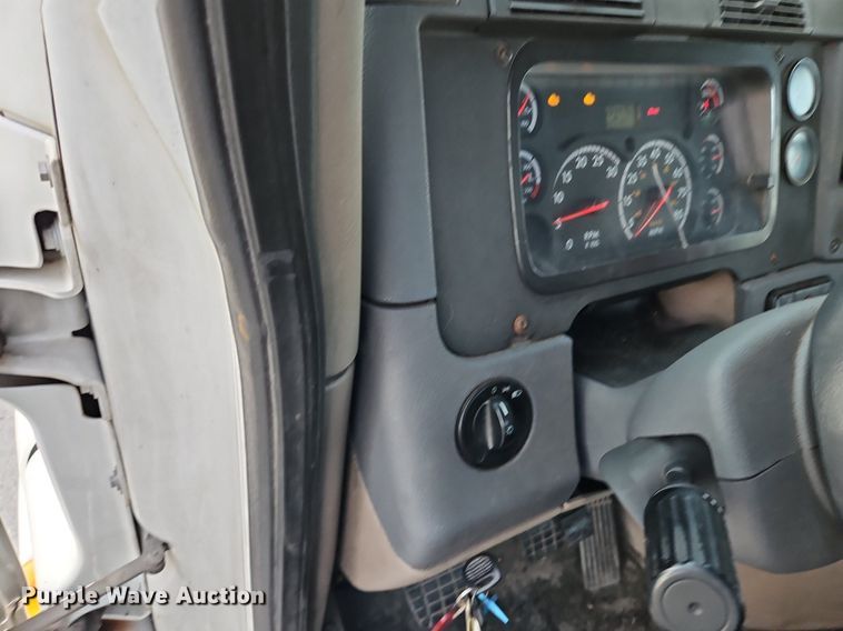 image for item DP2454 2011 Freightliner Cascadia  semi truck